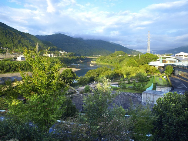1920px-Yoshinogawa_and_Yoshinogawa_HighwayOasis_in_Tokushima_Japan